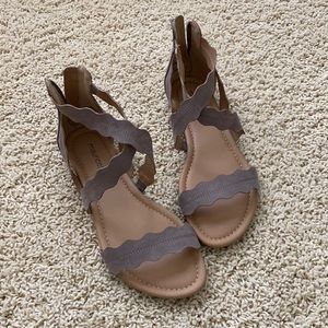 Maurices grey sandal
